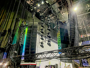 The system featured 16 L-Acoustics K1/6 K2 per side for the main LR hangs, 16 K2 each for side hangs and eight K3 for the 180º hangs per side of line arrays